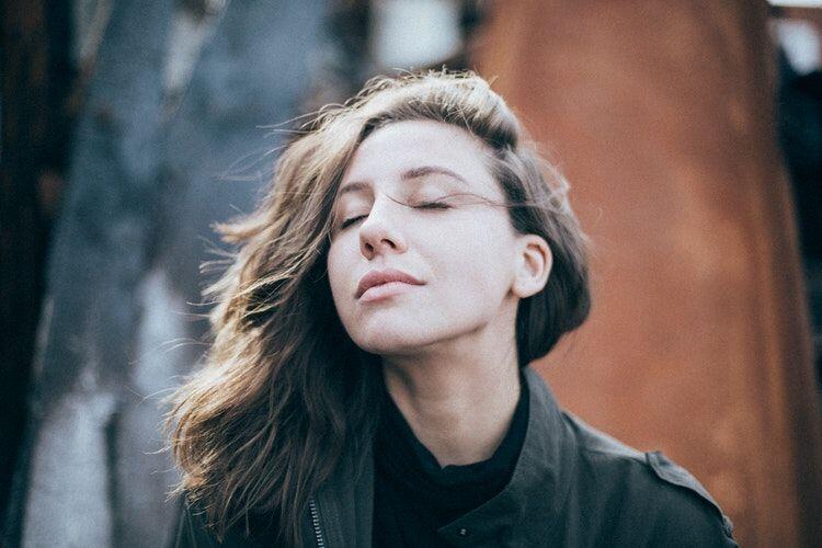 Bikin Cowok Kagum, 5 Kelebihan Ini Hanya Dimiliki Cewek Introvert!
