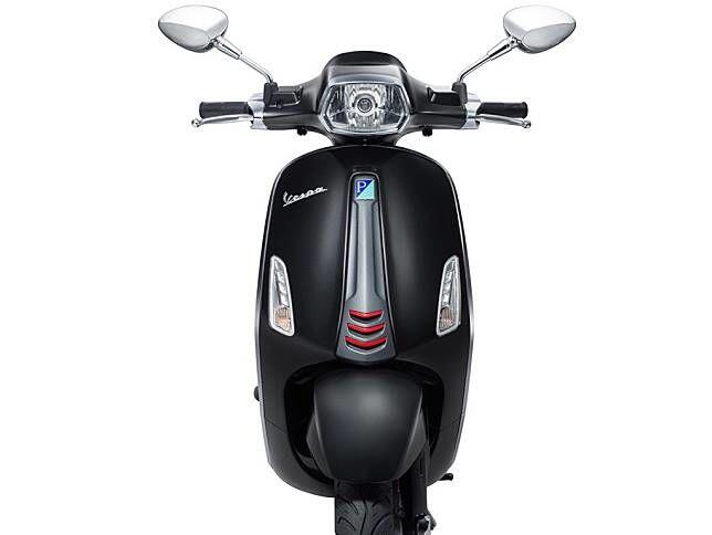 Vespa Sprint Carbon Dirilis, Ini Harga dan Spesifikasinya