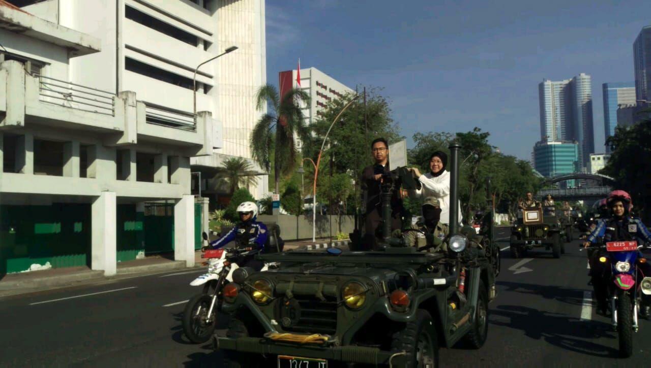 Naik Jeep Lawas, Risma Konvoi Pamer Penghargaan Lee Kwan Yew