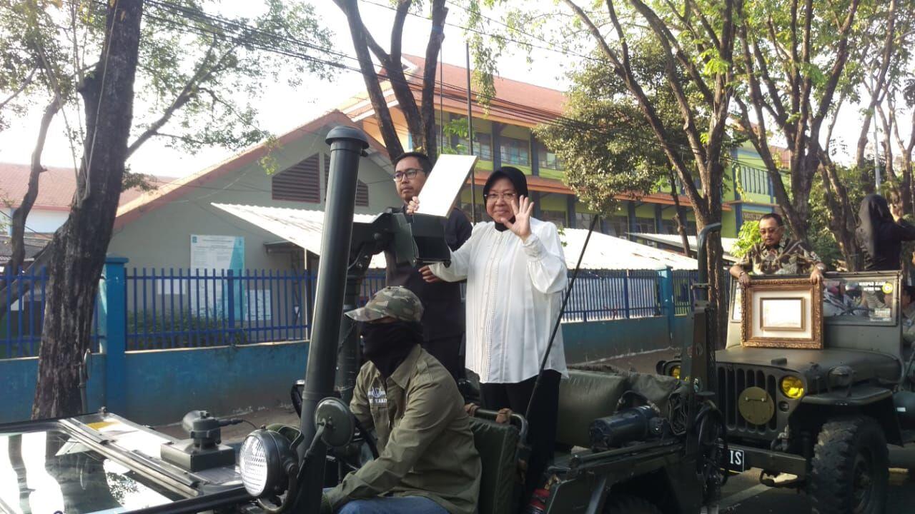 Naik Jeep Lawas, Risma Konvoi Pamer Penghargaan Lee Kwan Yew