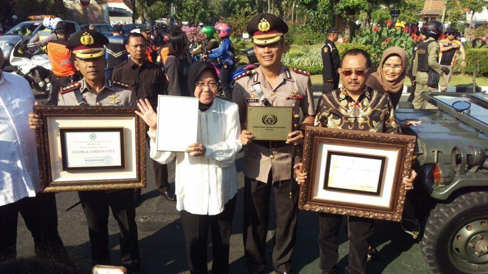 Naik Jeep Lawas, Risma Konvoi Pamer Penghargaan Lee Kwan Yew