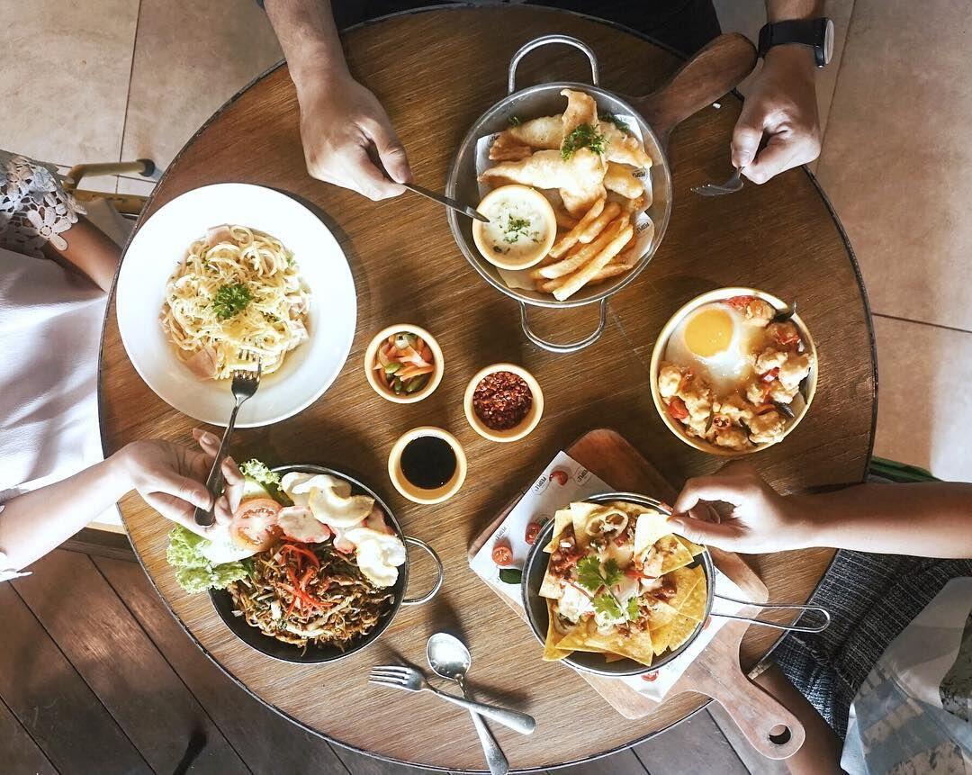 12 Potret The People’s Café, Tempat Nongkrong Asyik dan Seru Abis!