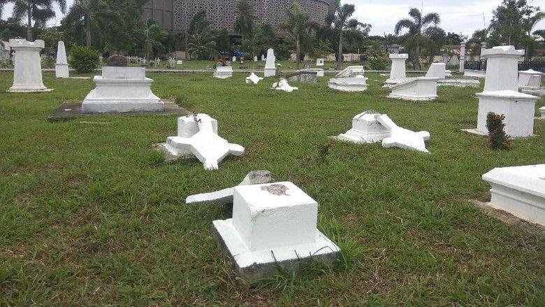 13 Nisan Makam Belanda di Aceh Patah, Penyebab Masih Misterius