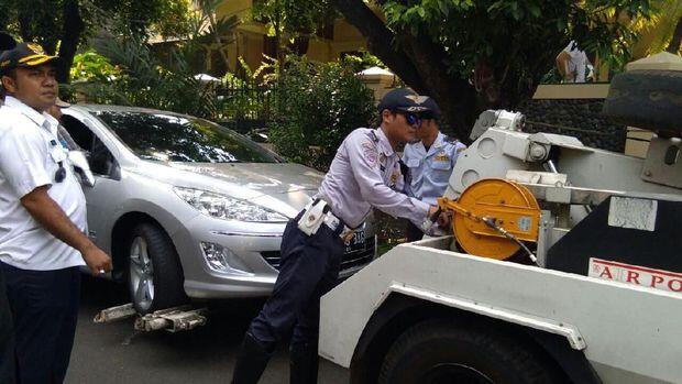 Pria ini Protes karena Mobilnya Diderek Petugas di Jaksel