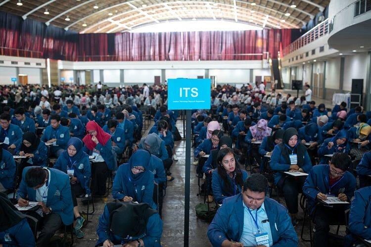 945 Mahasiswa Ikuti Seleksi Djarum Beasiswa Plus di Surabaya