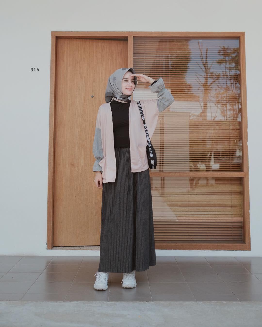 10 Gaya Outerwear ala Aghnia Punjabi, Bikin Makin Stylish Berhijab!