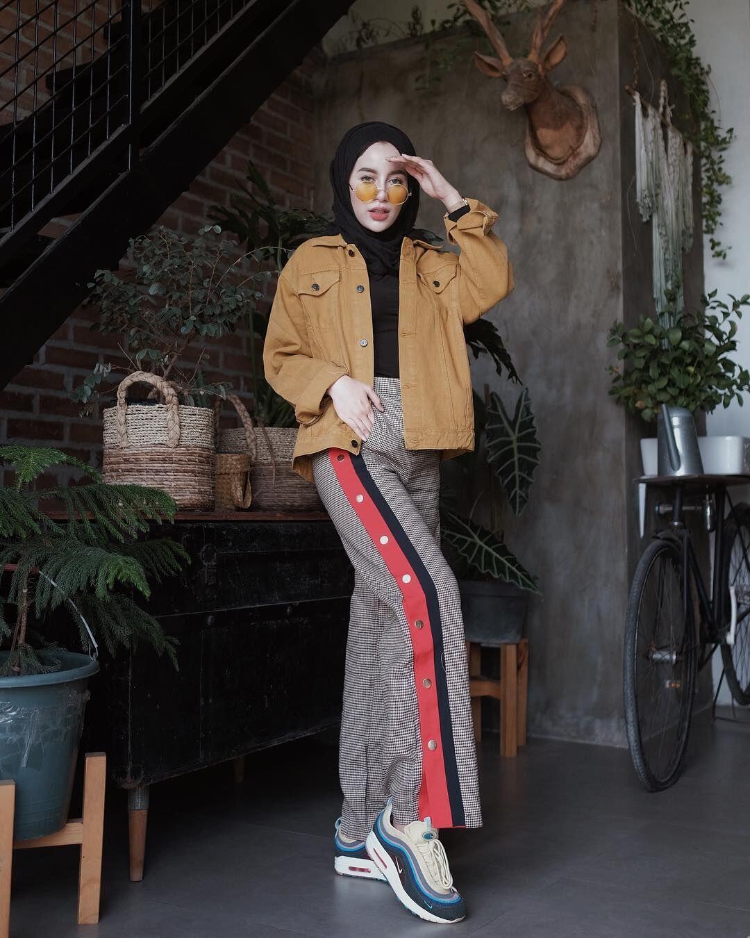 10 Gaya Outerwear ala Aghnia Punjabi, Bikin Makin Stylish Berhijab!