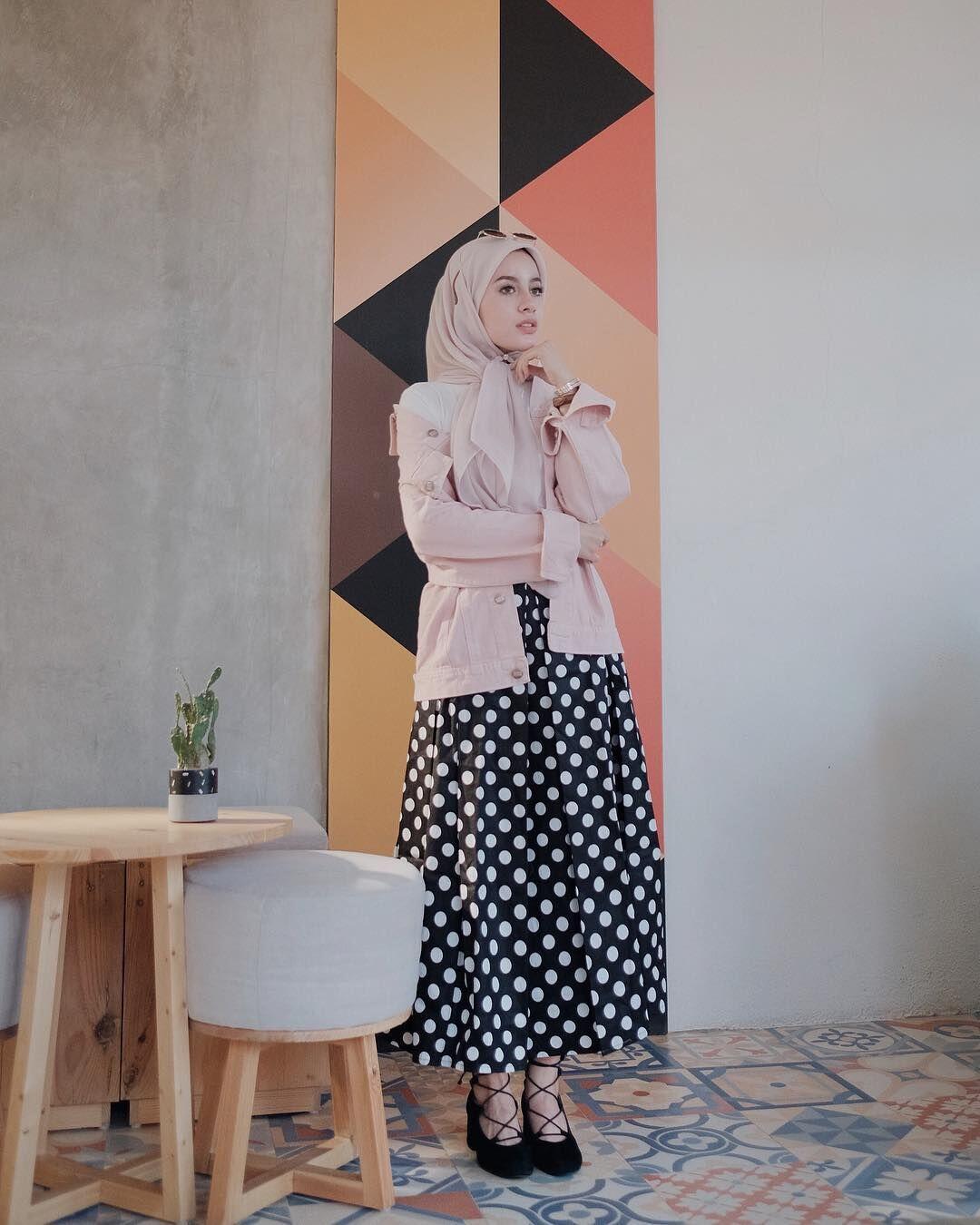 10 Gaya Outerwear ala Aghnia Punjabi, Bikin Makin Stylish Berhijab!