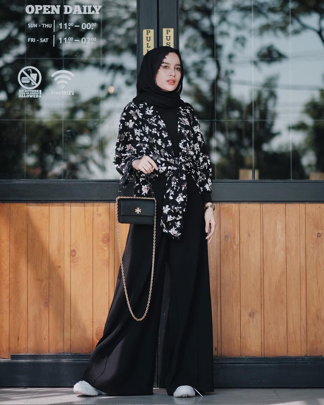 10 Gaya Outerwear ala Aghnia Punjabi, Bikin Makin Stylish Berhijab!