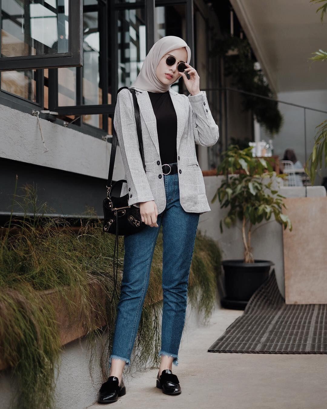 10 Gaya Outerwear ala Aghnia Punjabi, Bikin Makin Stylish Berhijab!