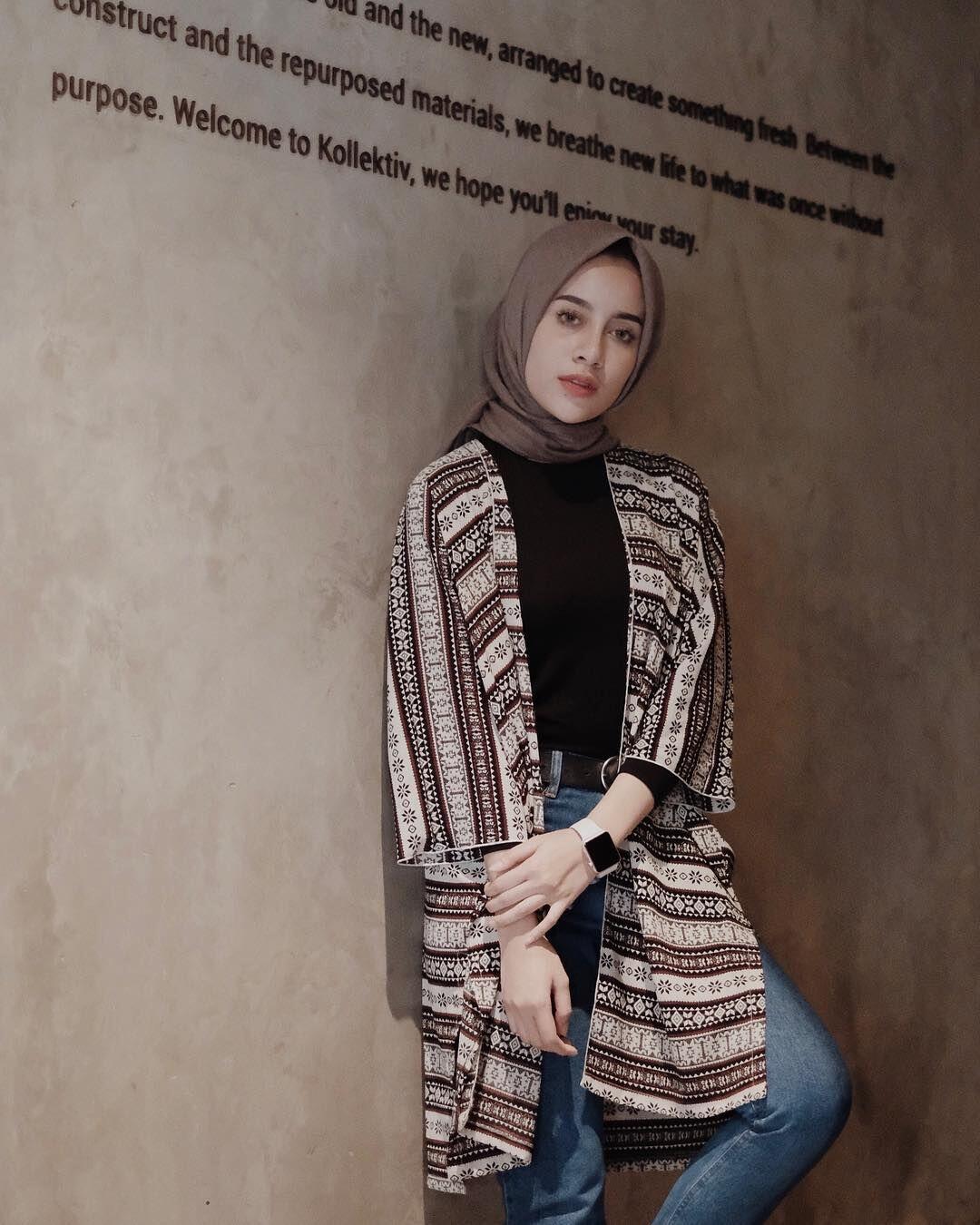 10 Gaya Outerwear ala Aghnia Punjabi, Bikin Makin Stylish Berhijab!