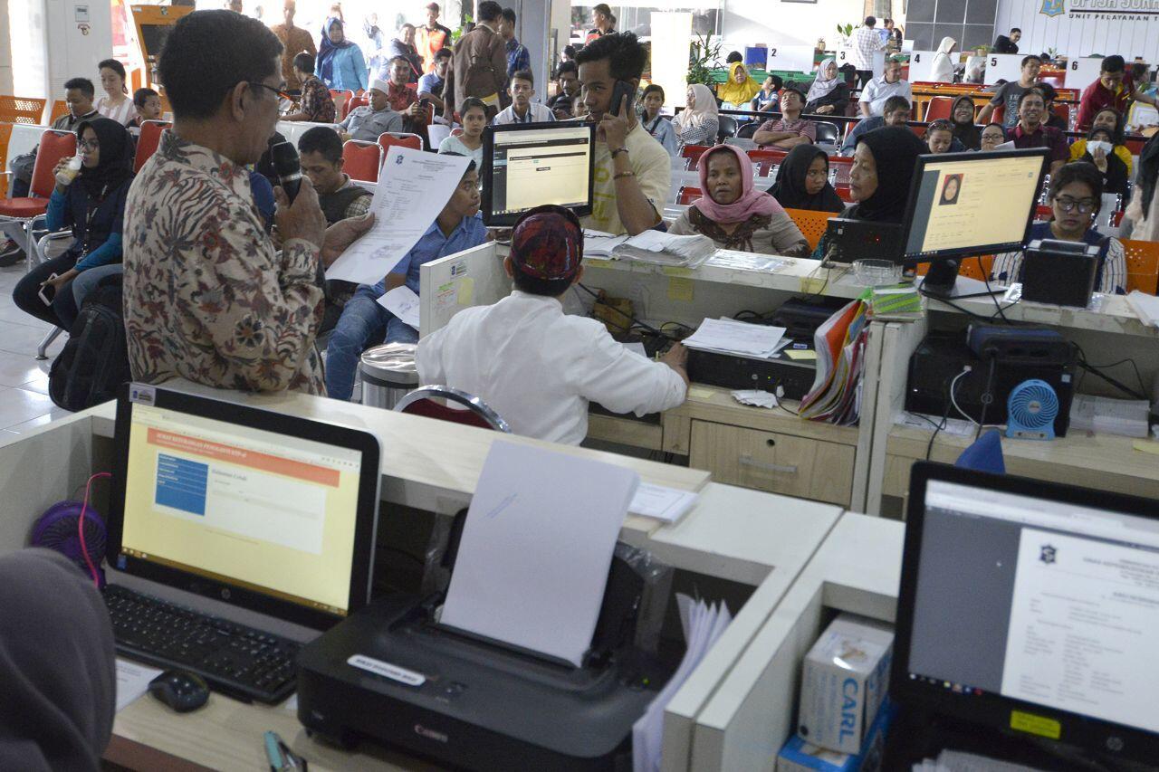 Sidak e-KTP Hari Ketiga, Risma Pastikan One Day Service Berjalan