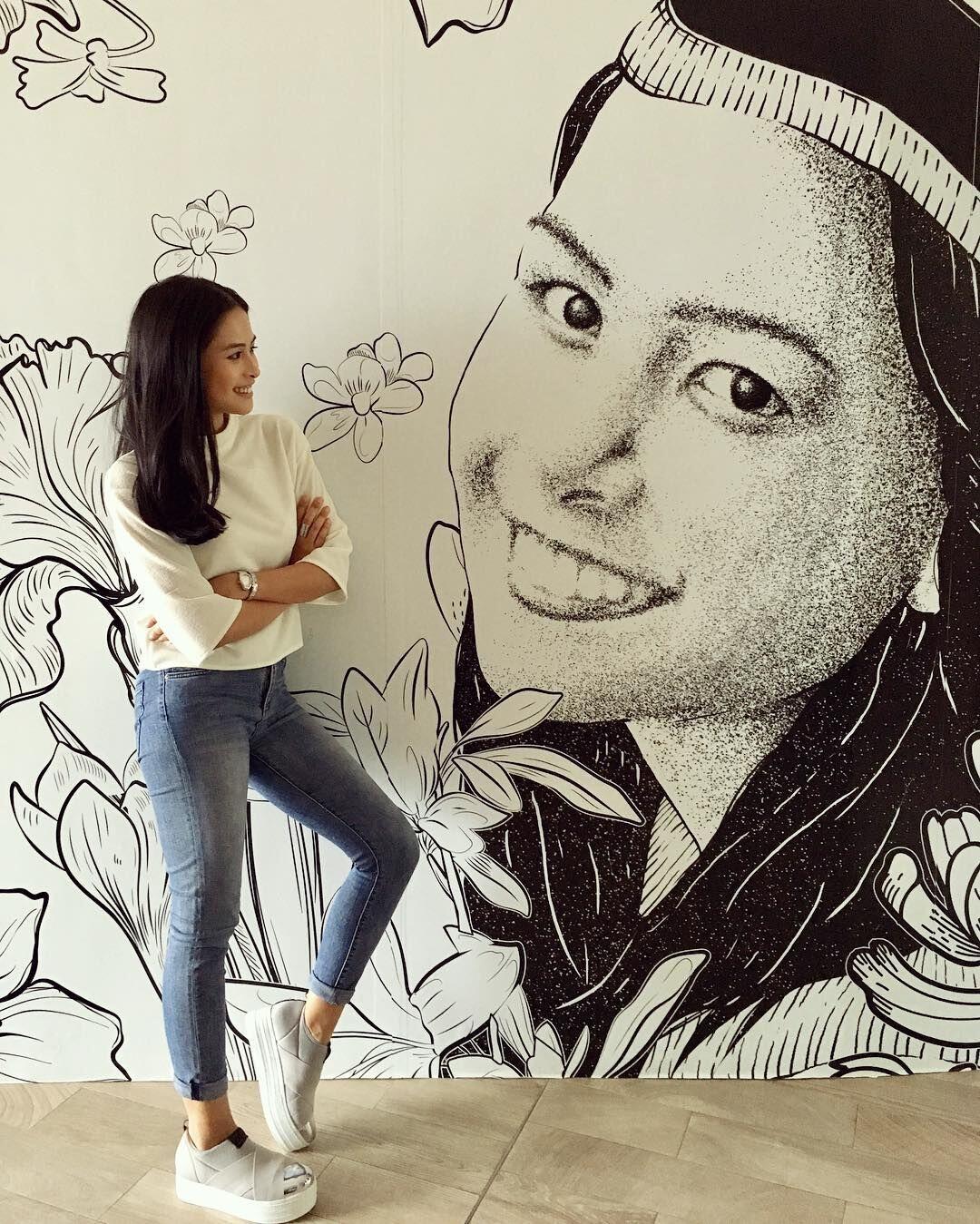 11 Gaya Chic & Kasual ala Maudy Ayunda, Manis Banget