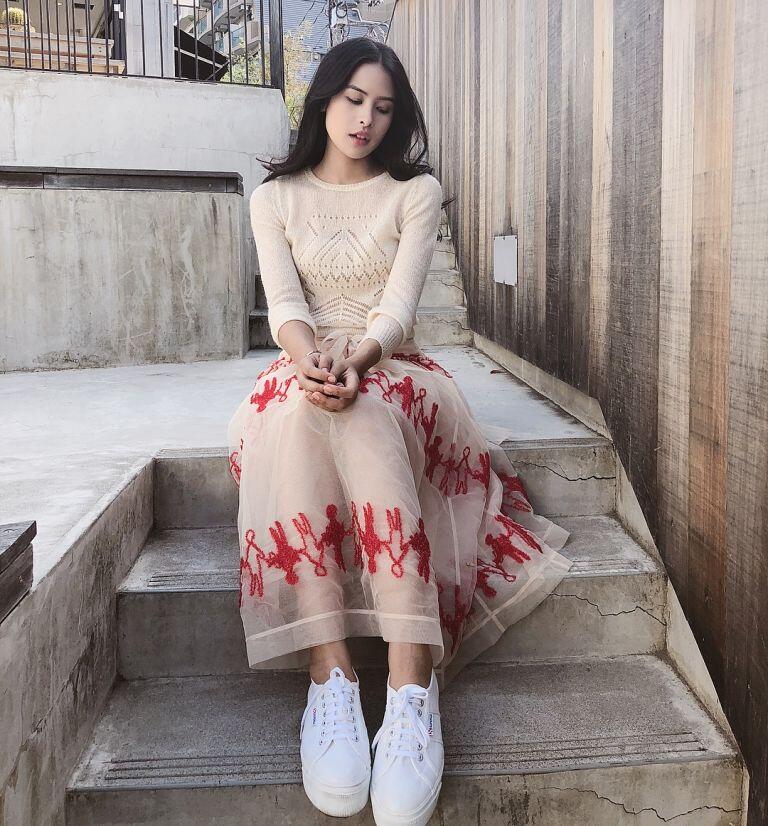 11 Gaya Chic & Kasual ala Maudy Ayunda, Manis Banget