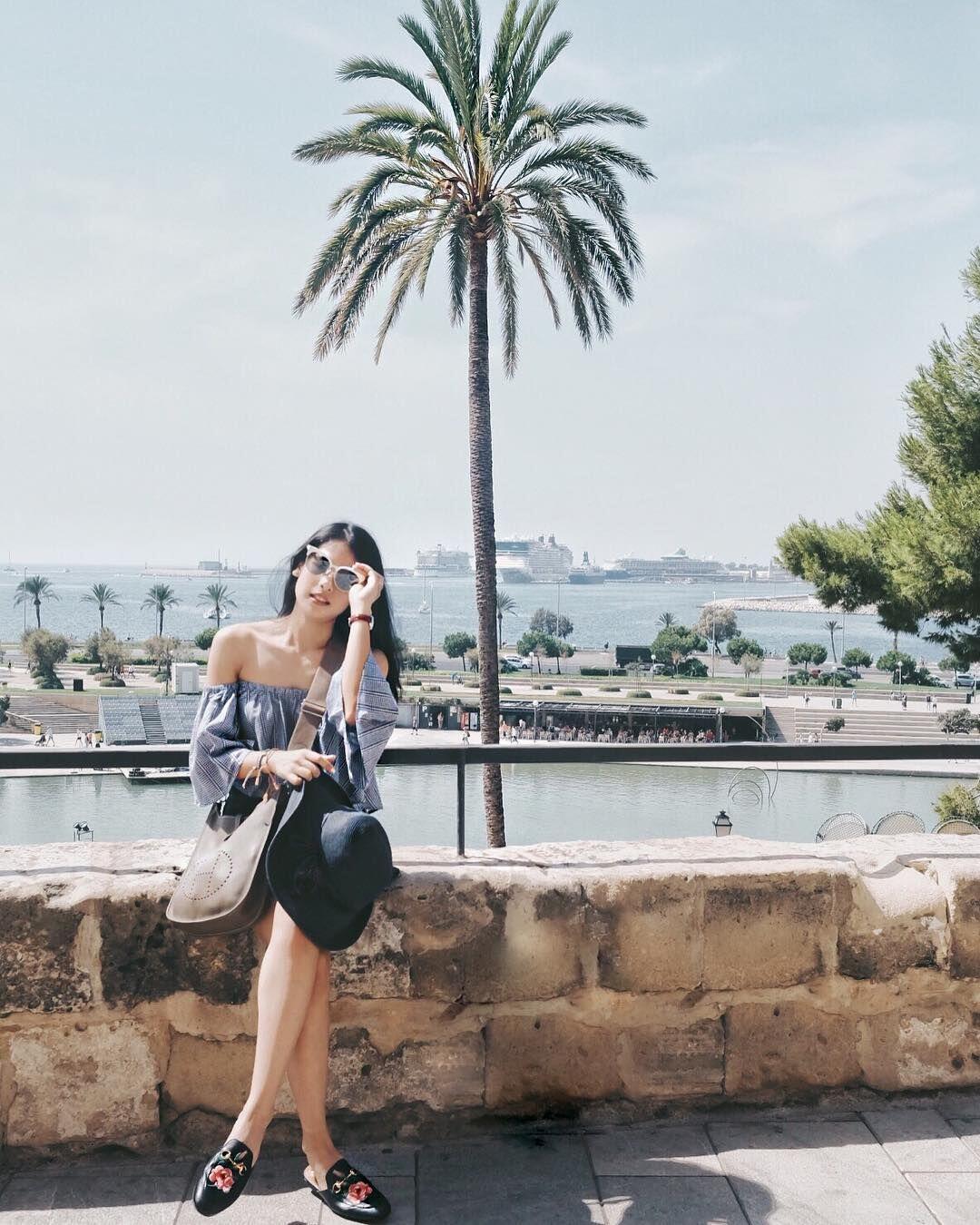 11 Gaya Chic & Kasual ala Maudy Ayunda, Manis Banget