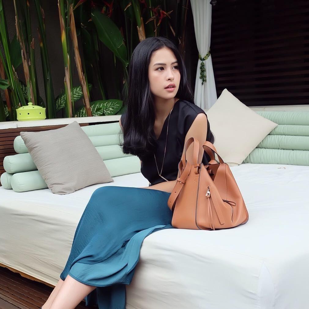 11 Gaya Chic & Kasual ala Maudy Ayunda, Manis Banget
