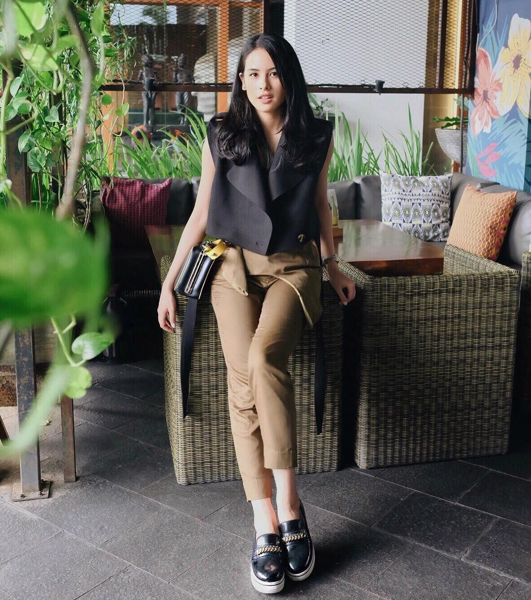 11 Gaya Chic & Kasual ala Maudy Ayunda, Manis Banget