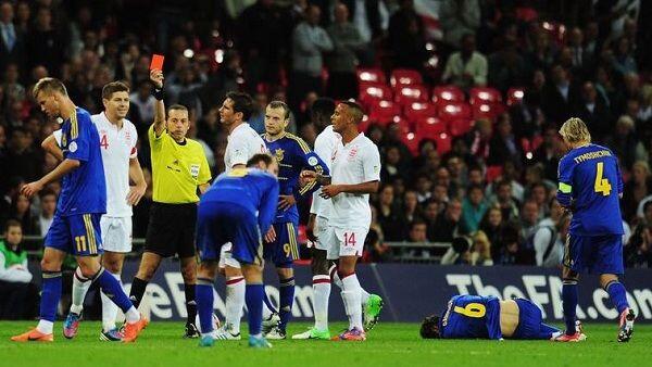 Mengenal Wasit yang Suka Mengganjar Kartu Merah Klub & Tim Inggris