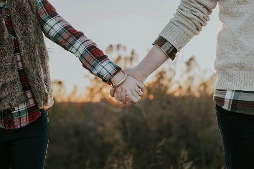 Rumit, 5 Hal Ini Hanya Dirasakan Oleh Kamu yang Pacaran Diam-diam