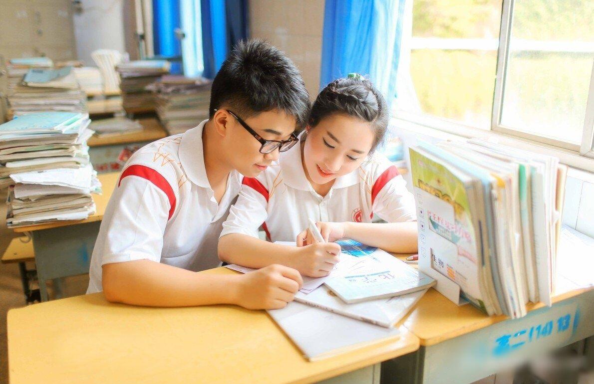 6 Hal yang Dialami Saat Naksir Teman Sekelas, Berdebar tapi Bahagia!