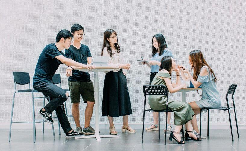 6 Hal yang Dialami Saat Naksir Teman Sekelas, Berdebar tapi Bahagia!