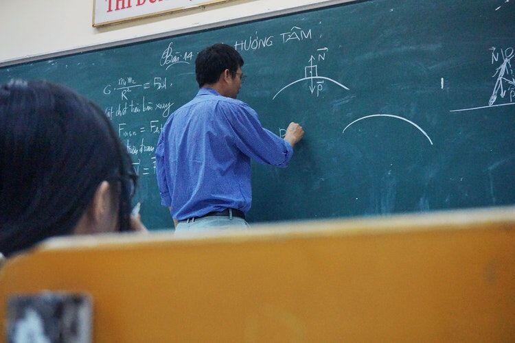 6 Hal yang Dialami Saat Naksir Teman Sekelas, Berdebar tapi Bahagia!