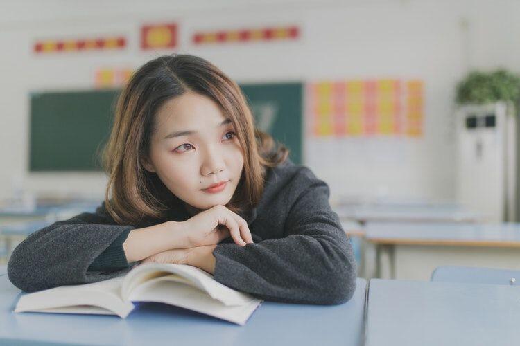 6 Hal yang Dialami Saat Naksir Teman Sekelas, Berdebar tapi Bahagia!