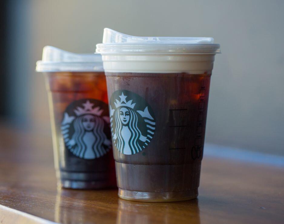 Starbucks Bakal Stop Penggunaan Sedotan Plastik, Ada Apa Ya?
