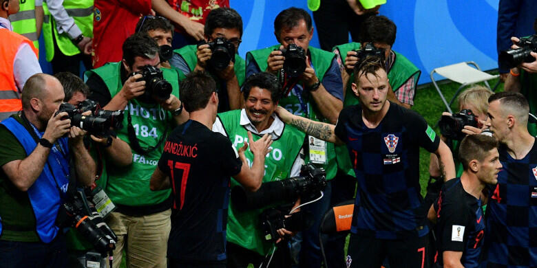 Kejadian Unik Tertimpanya Fotografer Laga Kroasia Vs Inggris saat Selebrasi Mandzukic