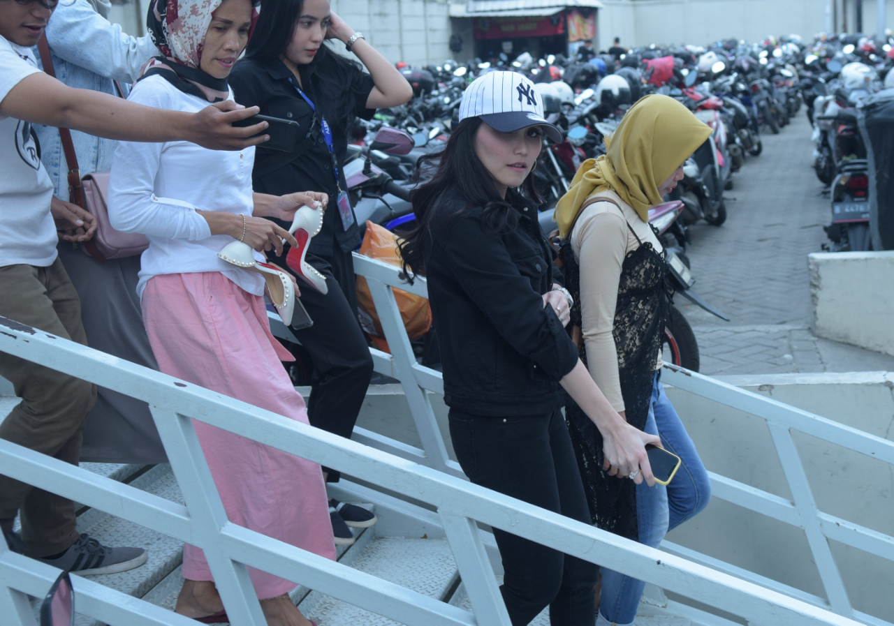Ayu Ting Ting Tampil Kasual