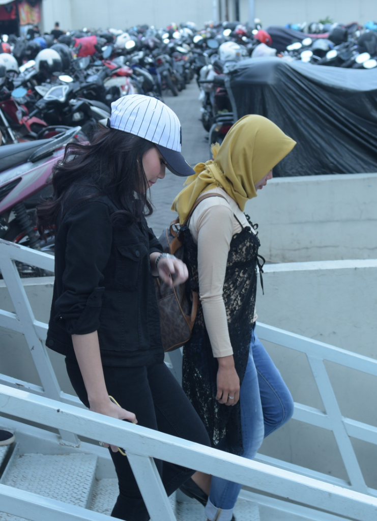 Ayu Ting Ting Tampil Kasual