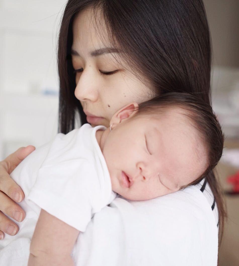 Tanpa Baby Sitter, 10 Potret Manis Samuel Zylgwyn dan Franda Urus Anak