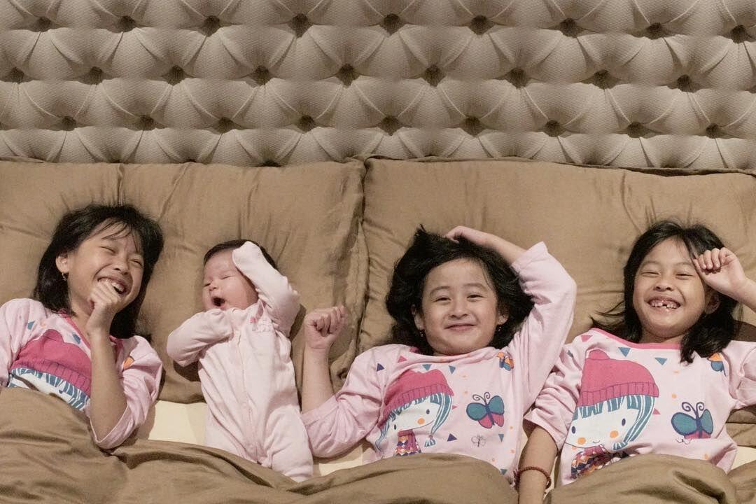 Tanpa Baby Sitter, 10 Potret Manis Samuel Zylgwyn dan Franda Urus Anak