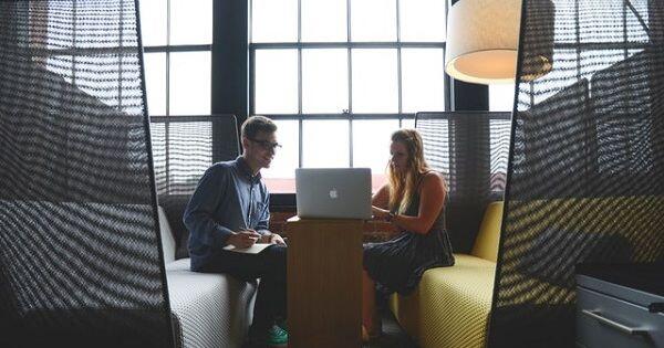 Pahami 7 Hal Ini sebelum Menjalin Hubungan dengan Teman Sekantor