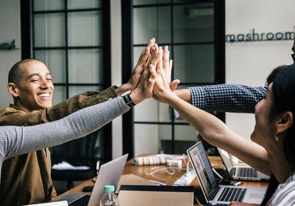 Pahami 7 Hal Ini sebelum Menjalin Hubungan dengan Teman Sekantor