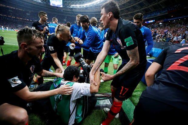 Hasil Jepretan Fotografer yang Ditindih Pemain Kroasia Saat Selebrasi