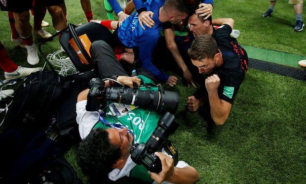 Hasil Jepretan Fotografer yang Ditindih Pemain Kroasia Saat Selebrasi