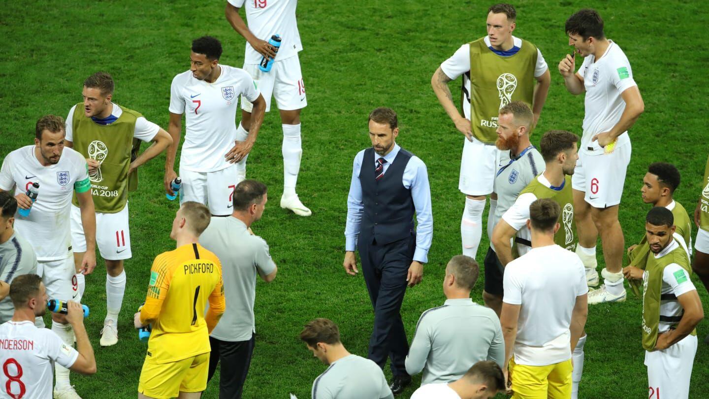 FOTO: Inggris Memang Pulang, Tapi Tidak Bersama Sepak Bola