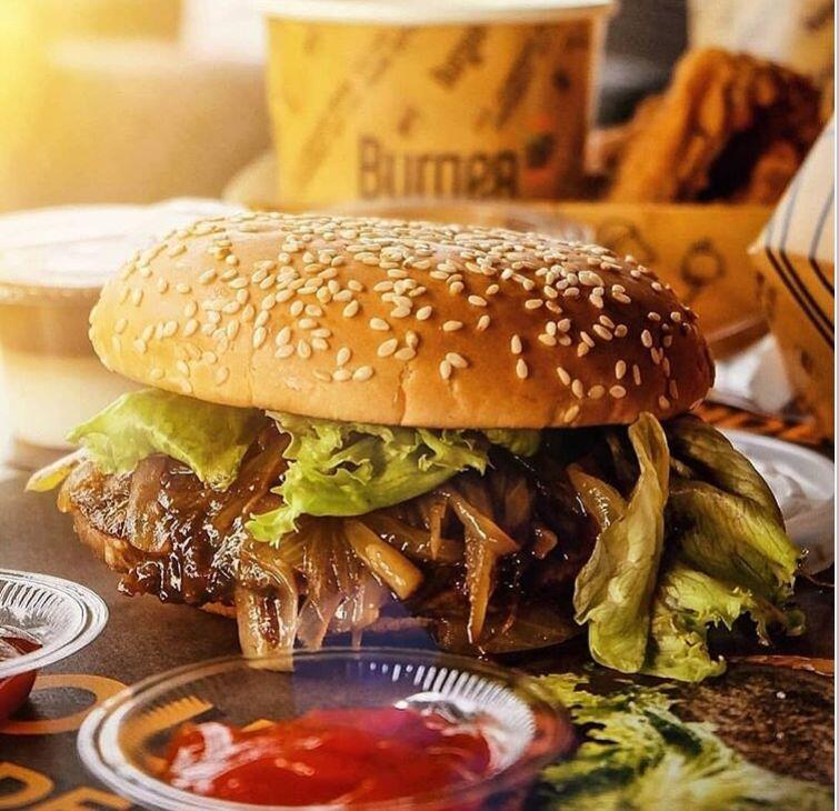 8 Tempat Makan Burger Paling Enak di Surabaya, Ada Favoritmu Gak?