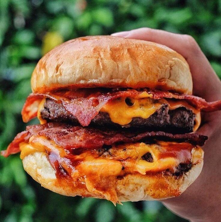 8 Tempat Makan Burger Paling Enak di Surabaya, Ada Favoritmu Gak?