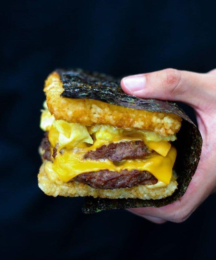 8 Tempat Makan Burger Paling Enak di Surabaya, Ada Favoritmu Gak?