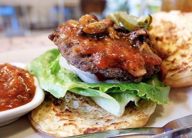 8 Tempat Makan Burger Paling Enak di Surabaya, Ada Favoritmu Gak?