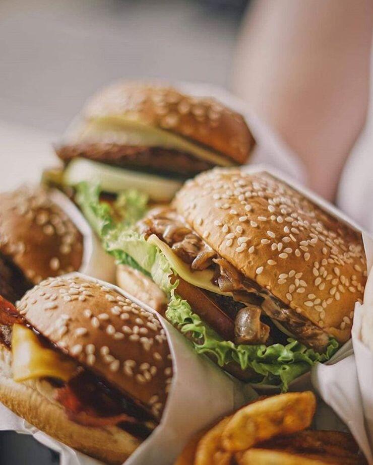 8 Tempat Makan Burger Paling Enak di Surabaya, Ada Favoritmu Gak?