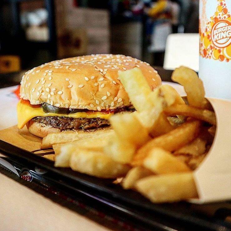 8 Tempat Makan Burger Paling Enak di Surabaya, Ada Favoritmu Gak?
