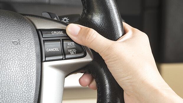 Fitur Cruise Control yang Gunanya Masih Dipertanyakan Bila Dipakai Di Indonesia