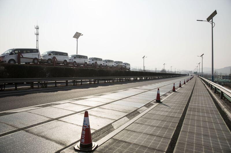 Sambut Lahirnya Era Mobil Listrik, China Siap Buat Jalan yang Bisa Charger Mobil