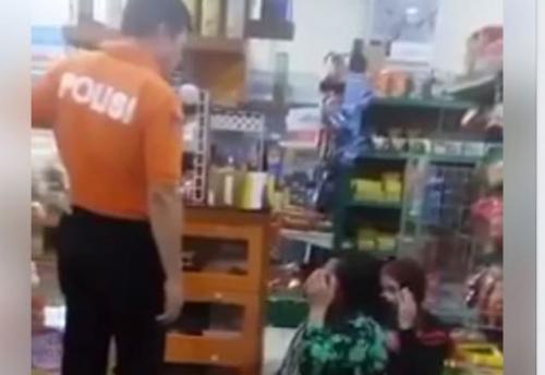 Viral, Video Oknum Polisi Aniaya Perempuan dan Anak Kecil .......
