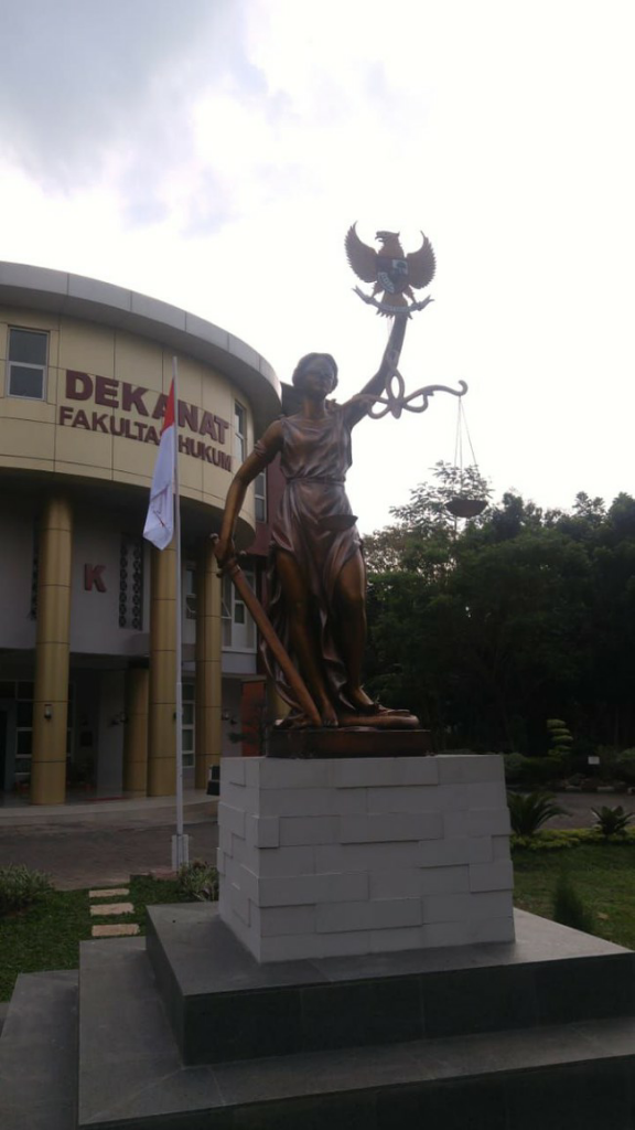 Tak Genggam Timbangan, Dewi Keadilan di Semarang Pegang Pancasila