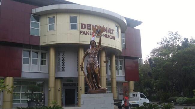 Tak Genggam Timbangan, Dewi Keadilan di Semarang Pegang Pancasila