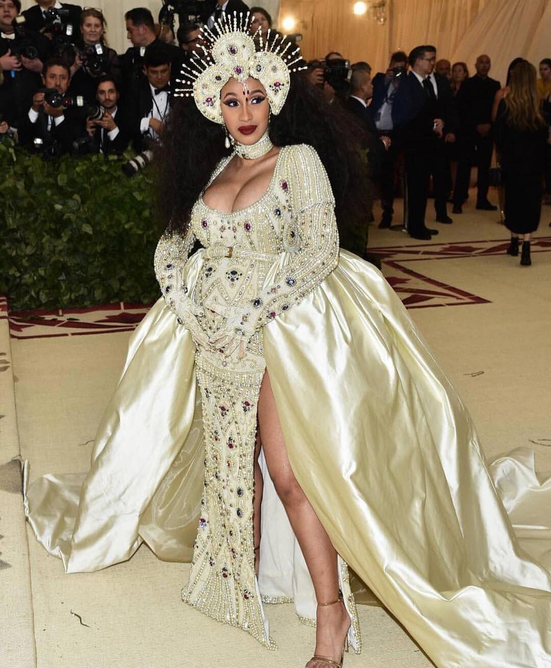 Resmi Jadi Ibu, Ini 10 Potret Kehamilan Cardi B yang Sensasional